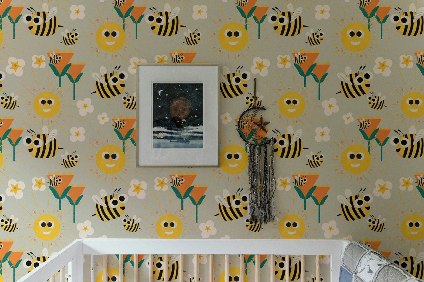 Playful wallpaper featuring buzzing bees and flowers, SUSCT86