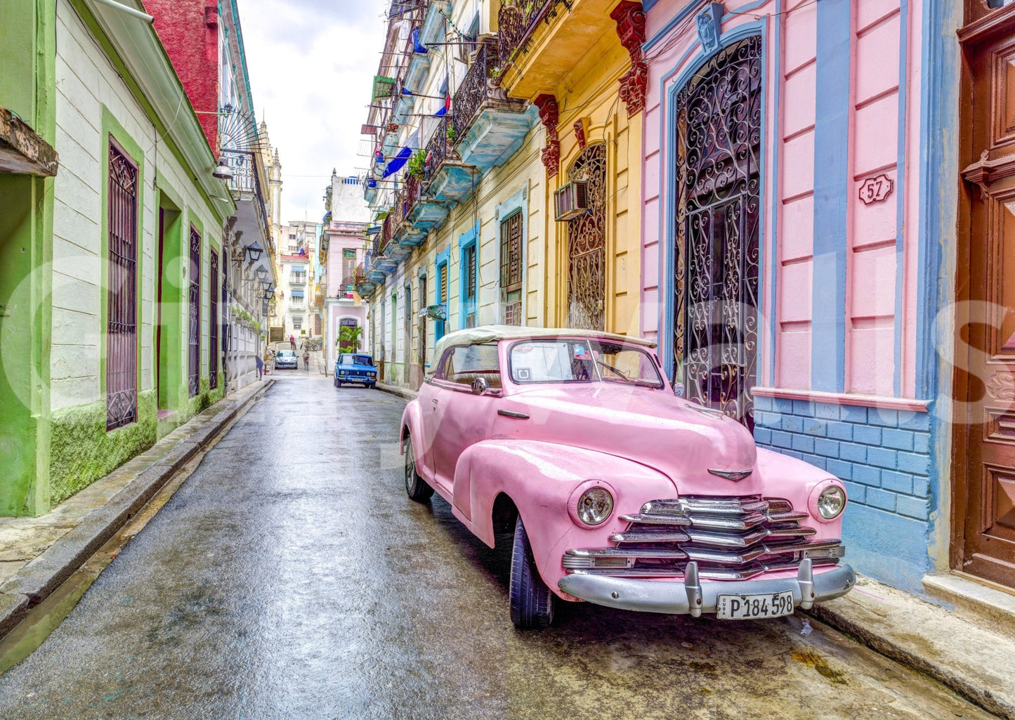 Timeless Havana wall art with a vintage car centerpiece.