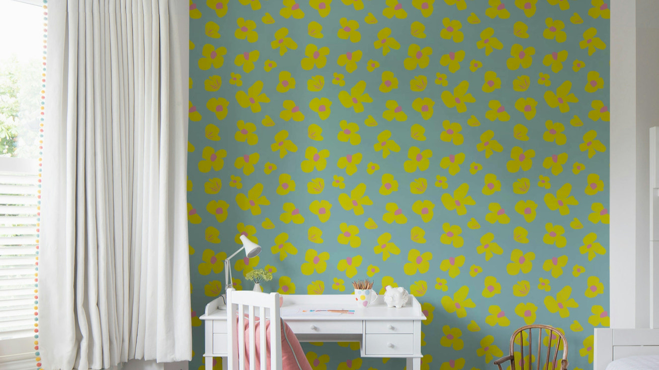 Peel and stick daisy wallpaper with sunlit tones

