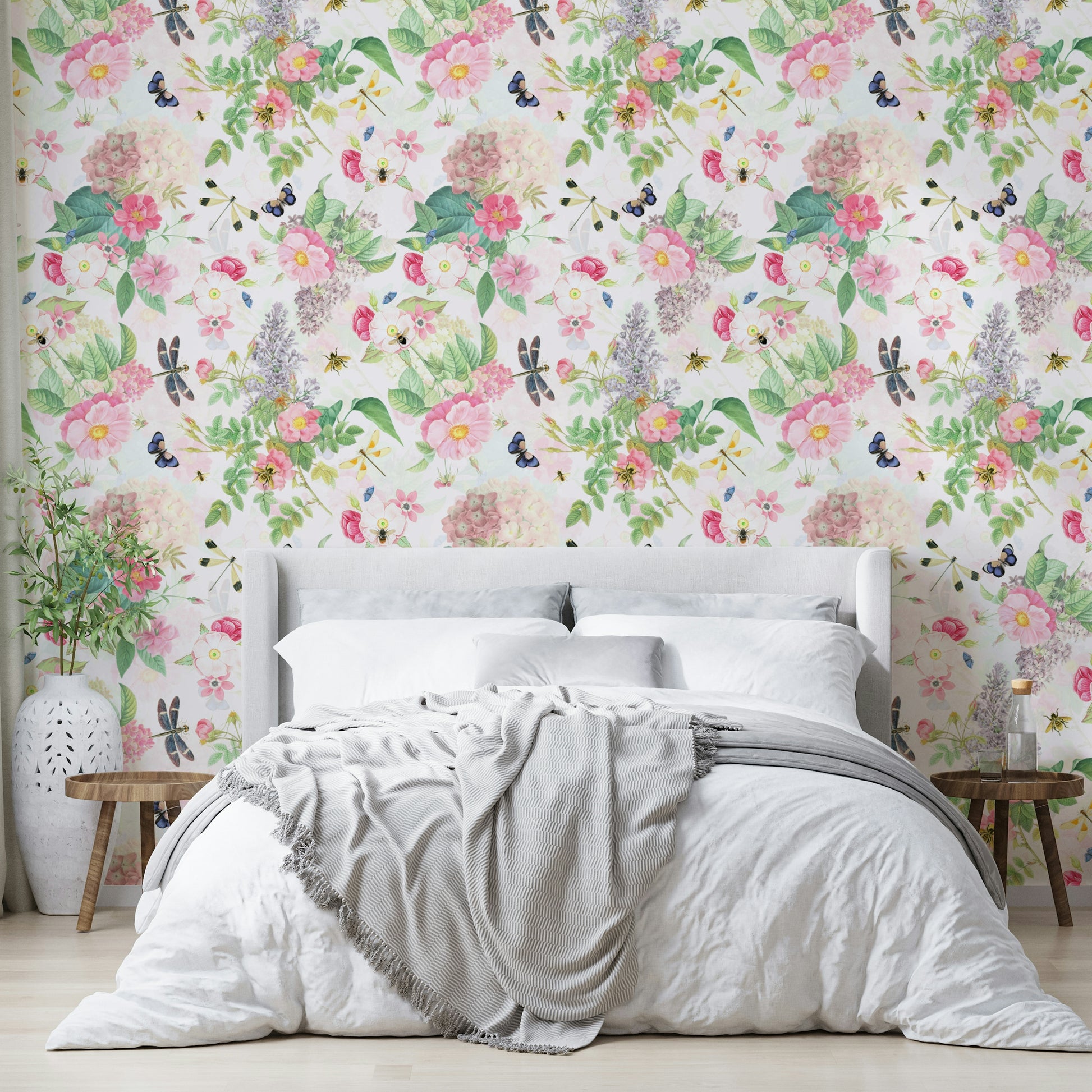 Vintage-inspired rose garden wallpaper for a graceful look.

