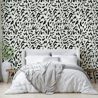 Wall mural with spontaneous lines.
