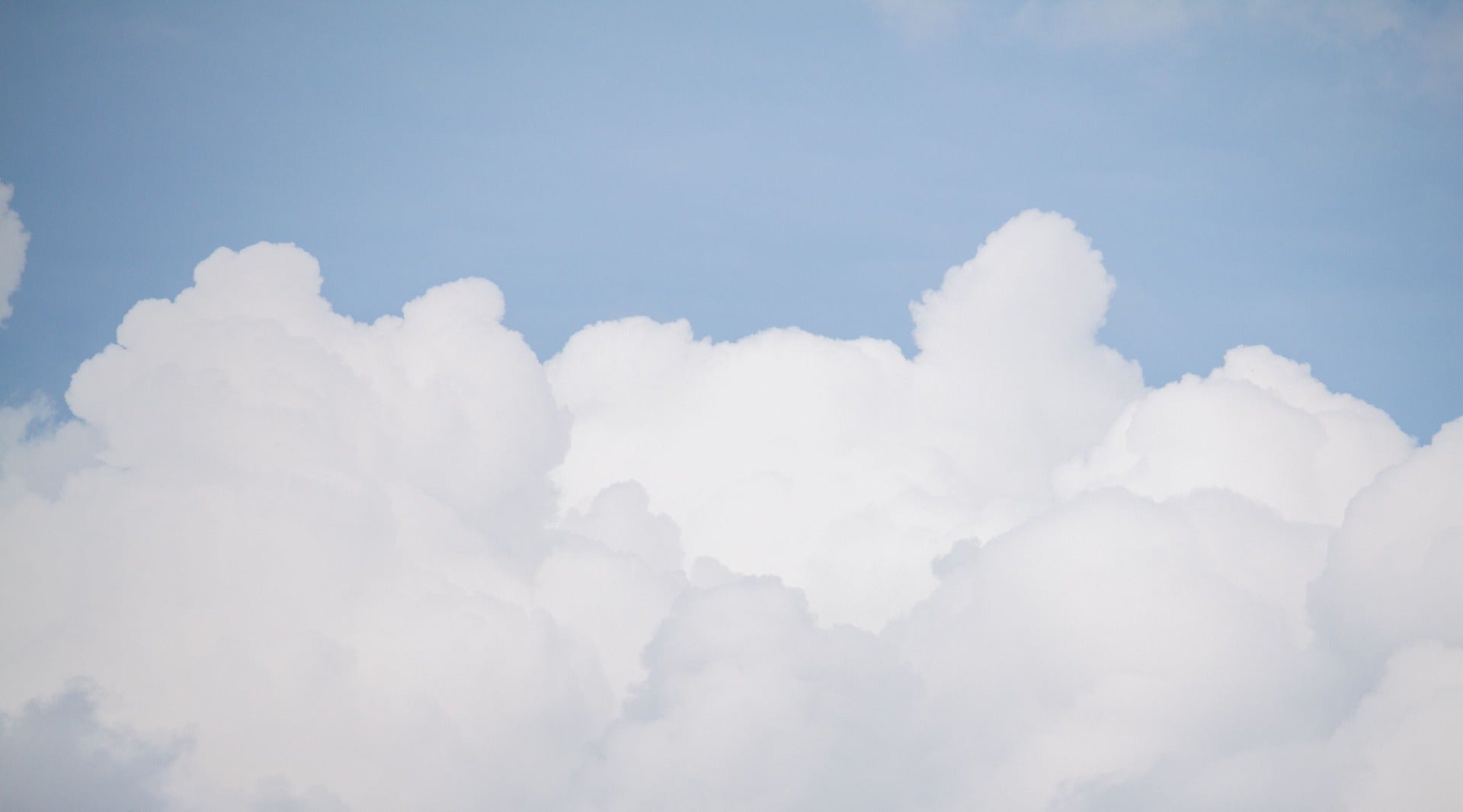 Blue Sky and Fluffy White Cloud Wallpaper