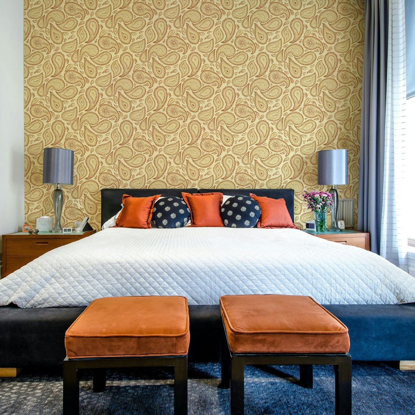 Autumn-inspired paisley wallpaper

