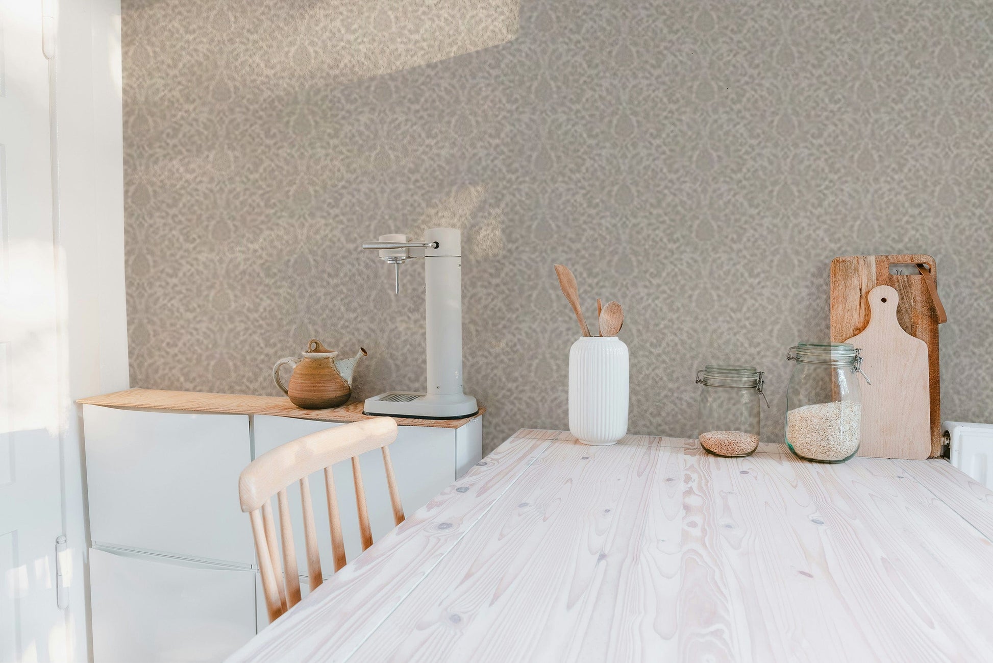 Elegant damask wallpaper for walls
