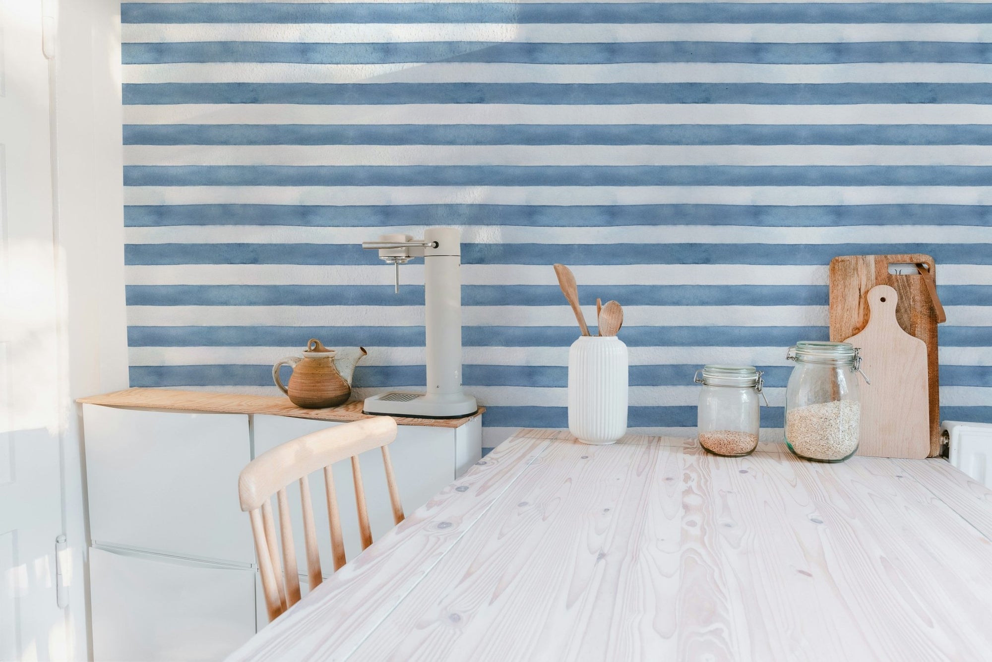 Blue and White Striped Wallpaper B222
