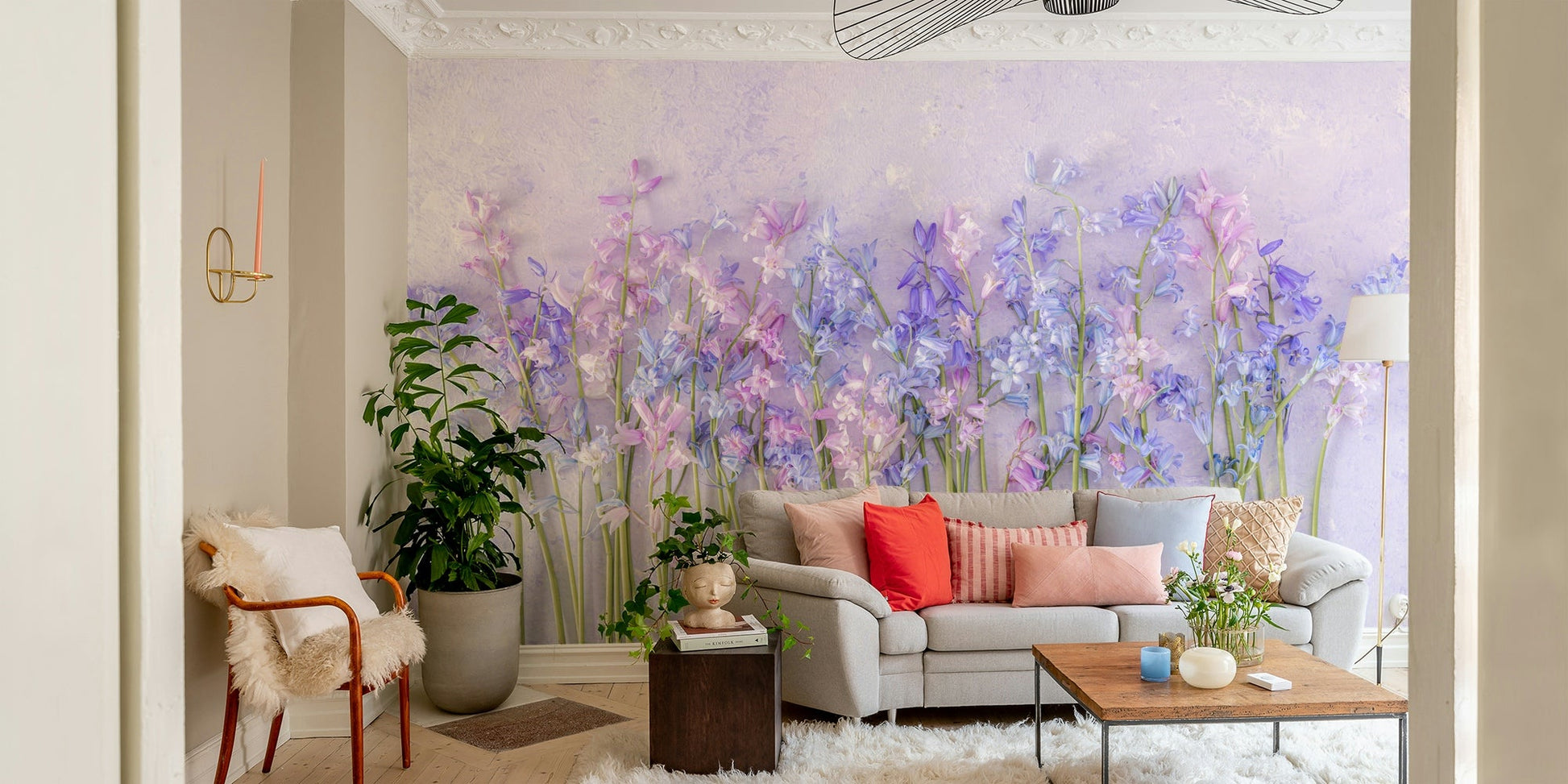 A detail shot of the elegant lines in the wallpaper.

