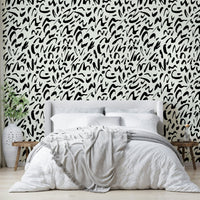 Wall mural with spontaneous lines.
