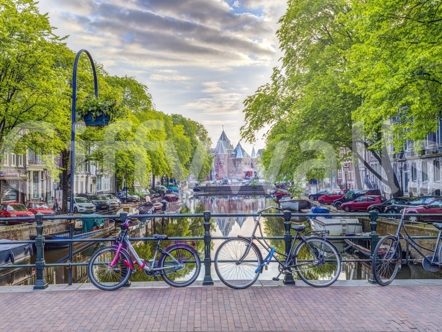Vibrant bike mural capturing the essence of city life

