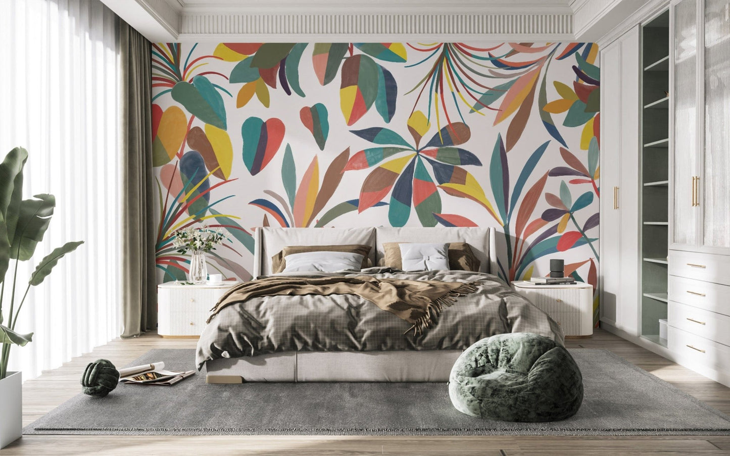 Bold botanical wallpaper with leafy pattern
