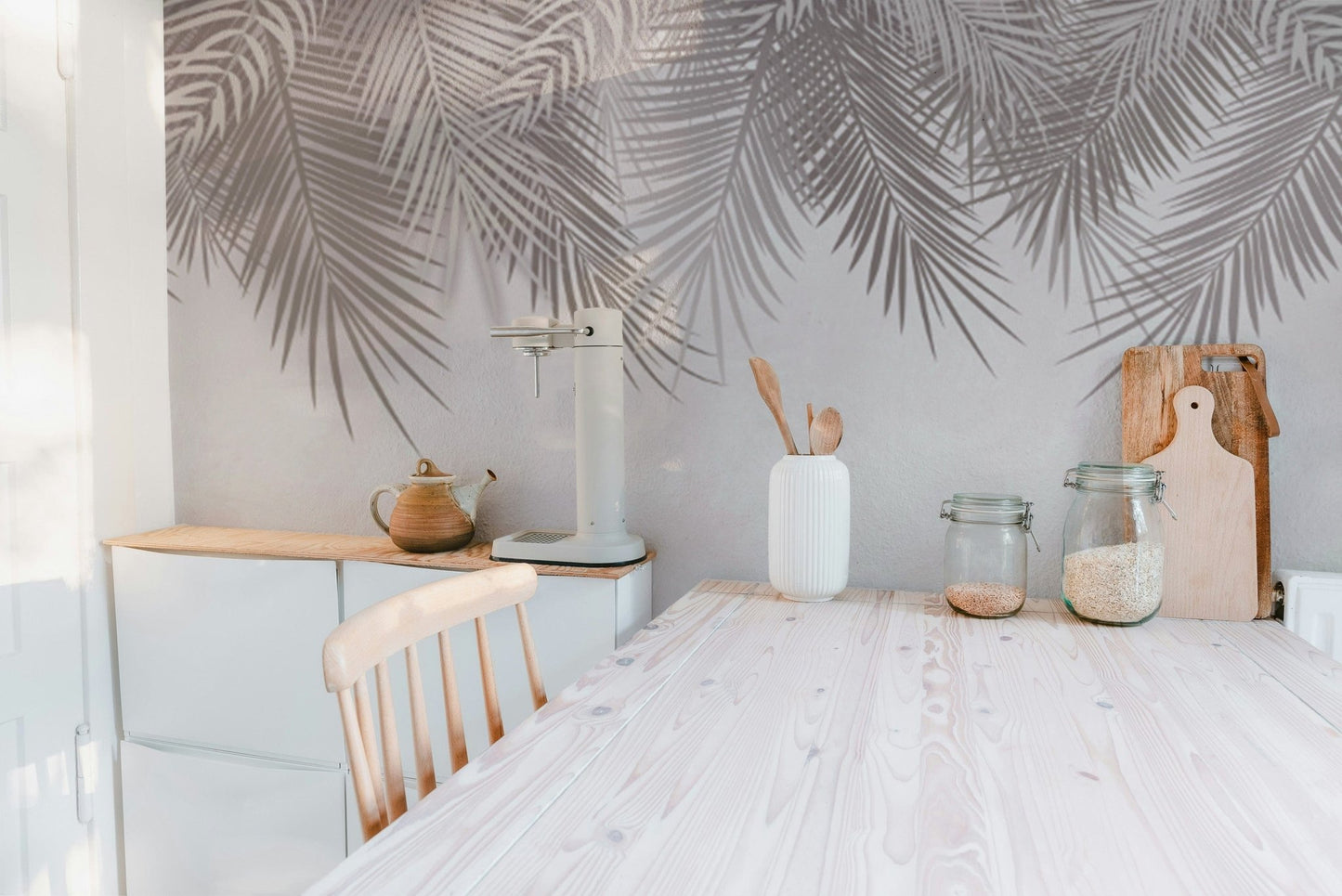 Modern elegant wallpaper featuring palm fronds
