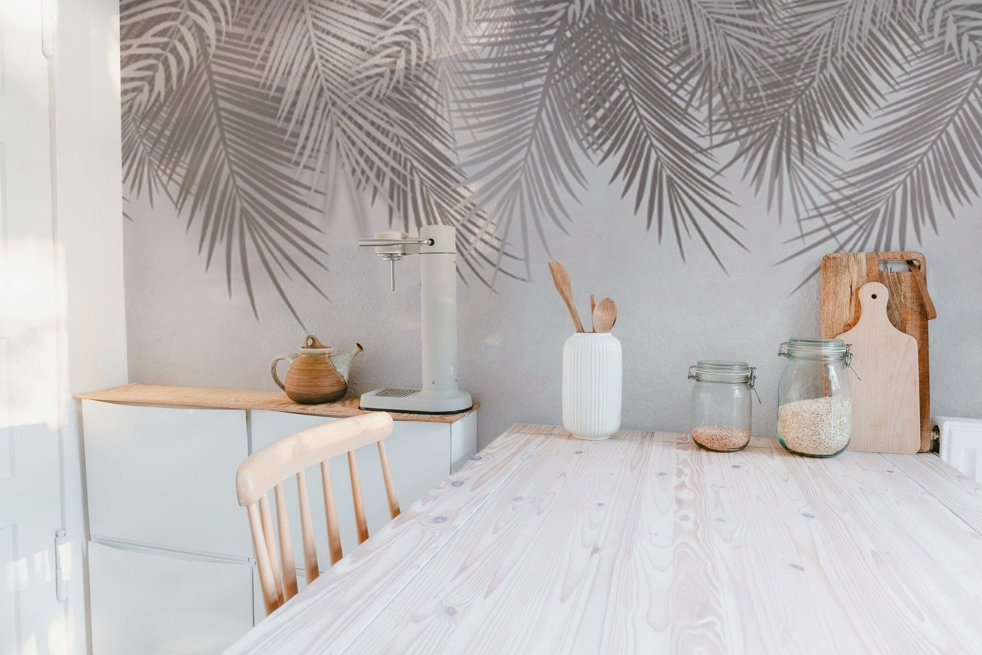 Modern elegant wallpaper featuring palm fronds
