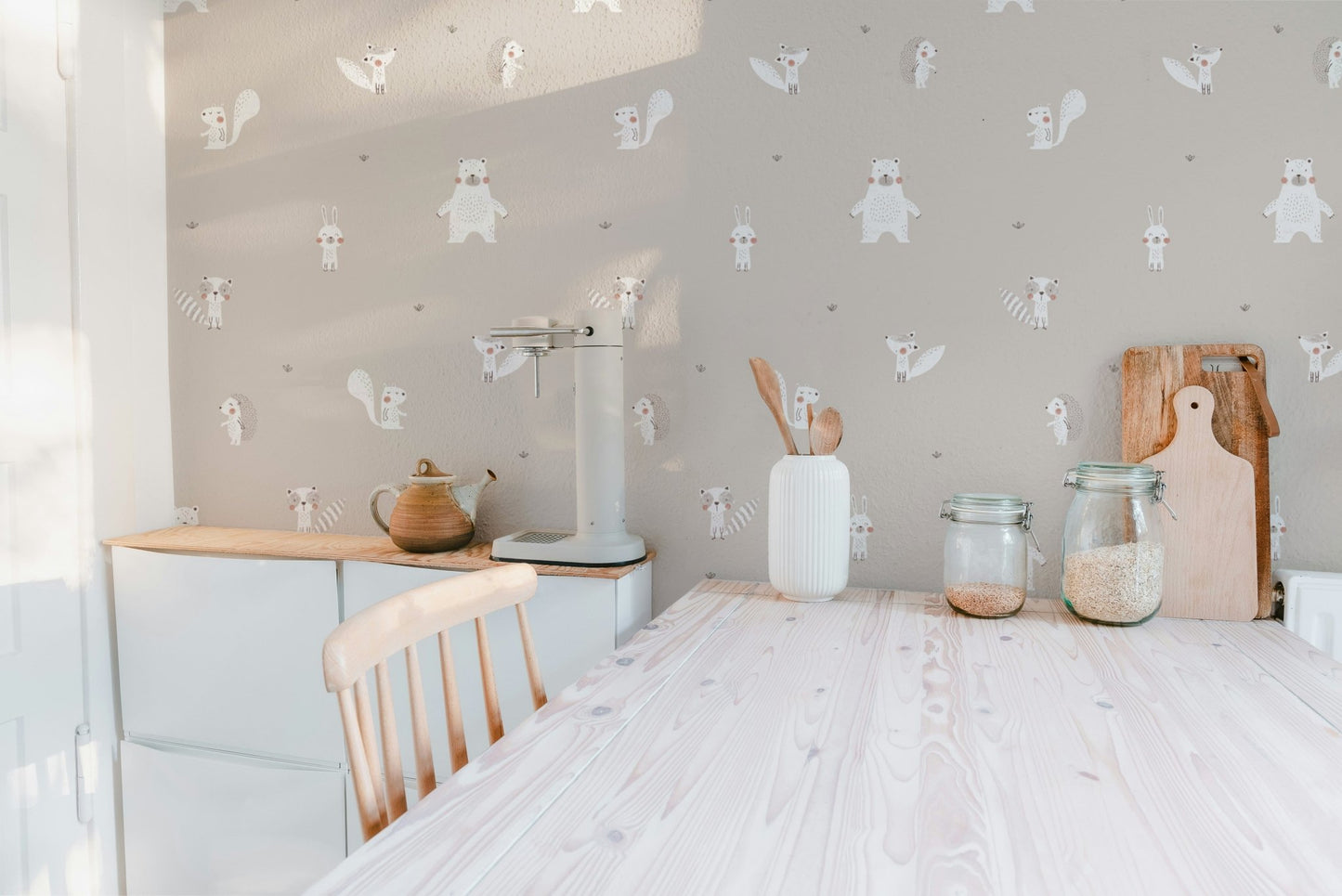 Beige wildlife wallpaper for rooms
