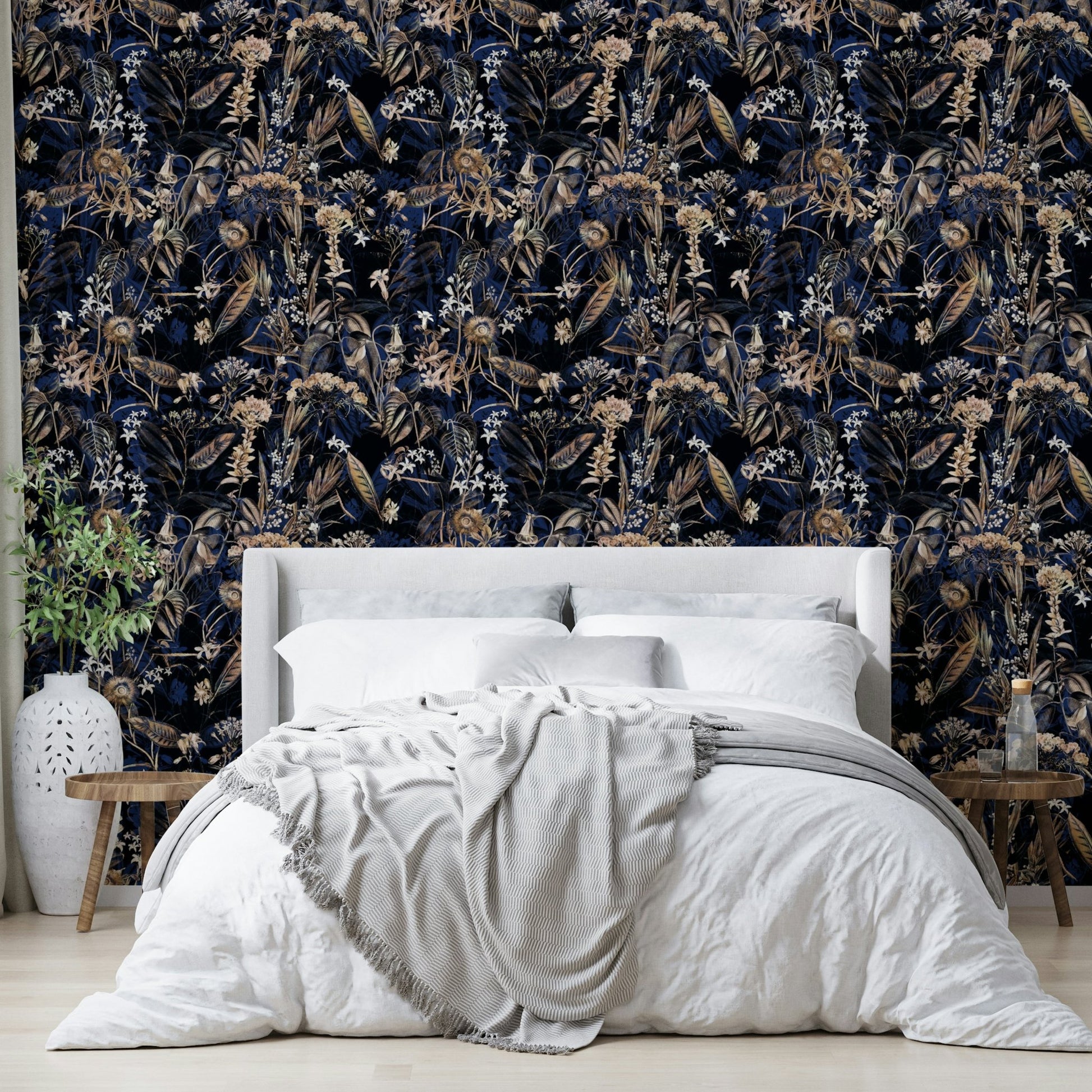 Classic gold wallpaper for a living room.
