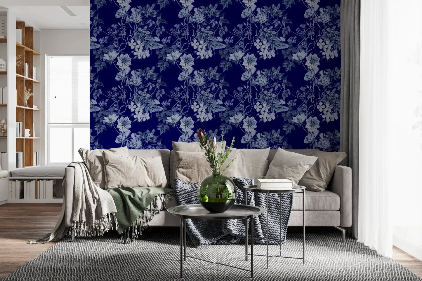 Living room with Grabados Flor de Medianoche wallpaper in deep blue floral style