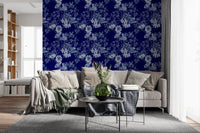 Living room with Grabados Flor de Medianoche wallpaper in deep blue floral style