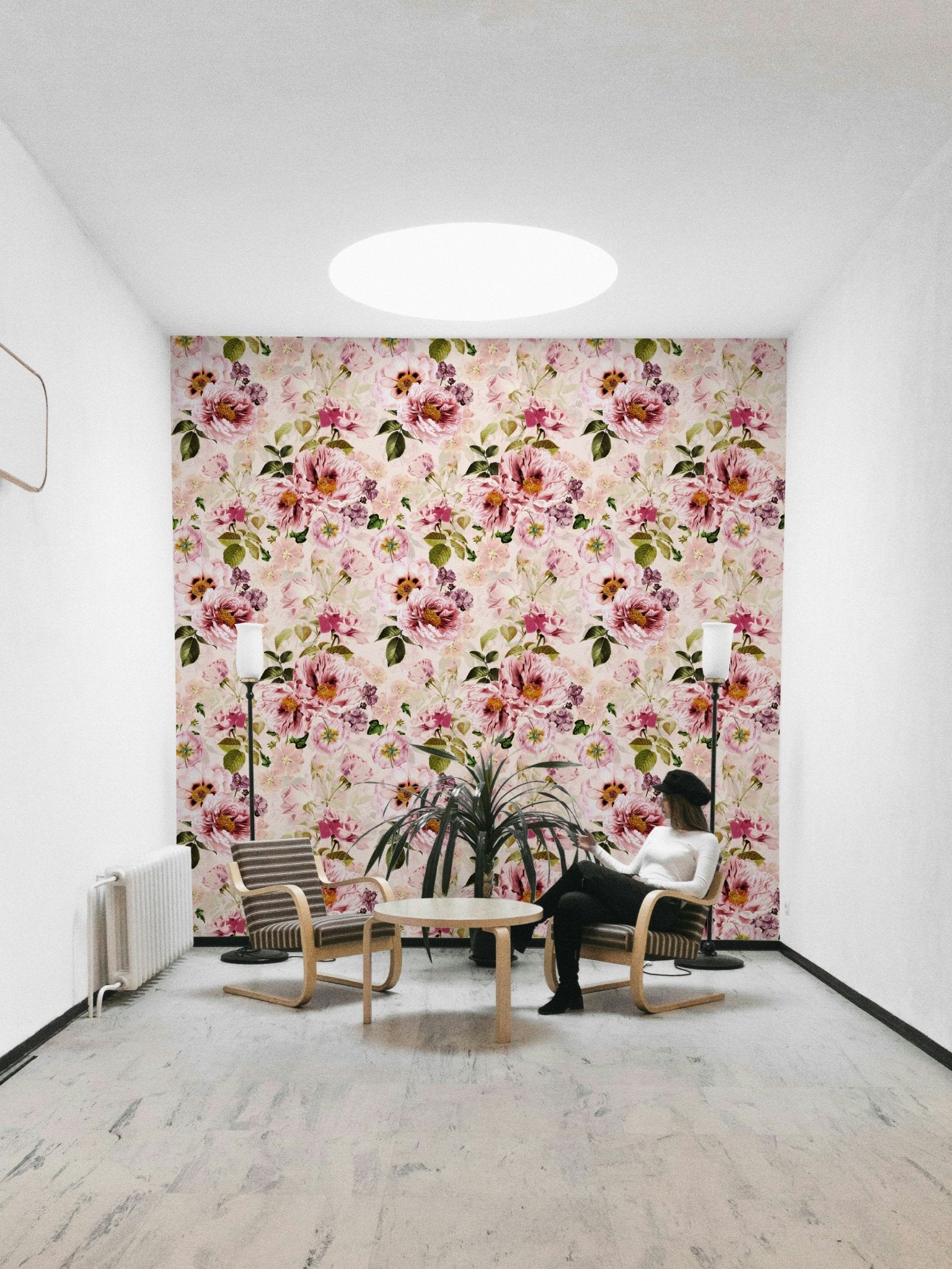 Heritage-inspired floral pattern wallpaper

