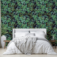 Lush leaf pattern wallpaper.
