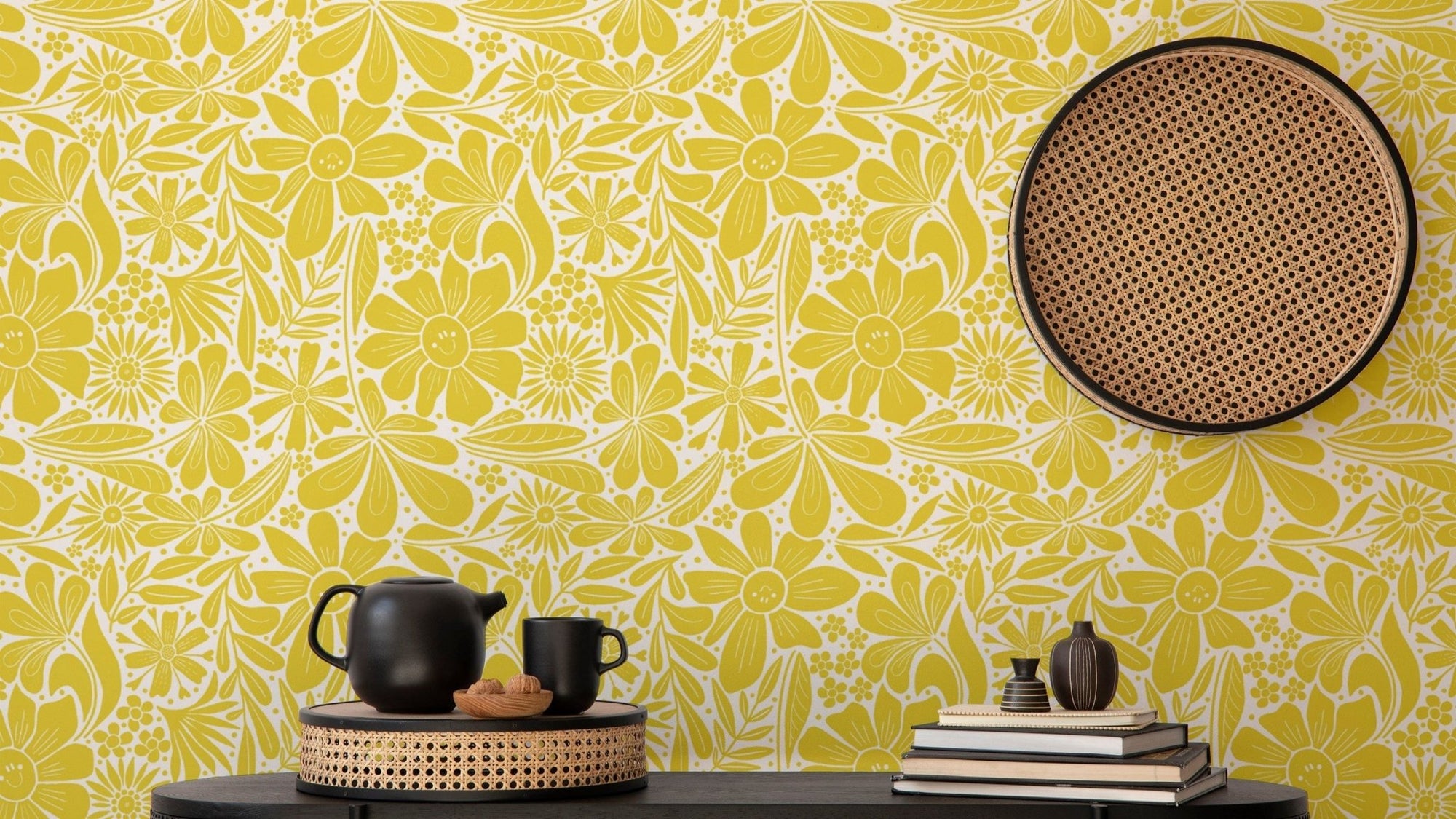 Whimsical yellow wallpaper with playful happy bloom motifs. NI11
