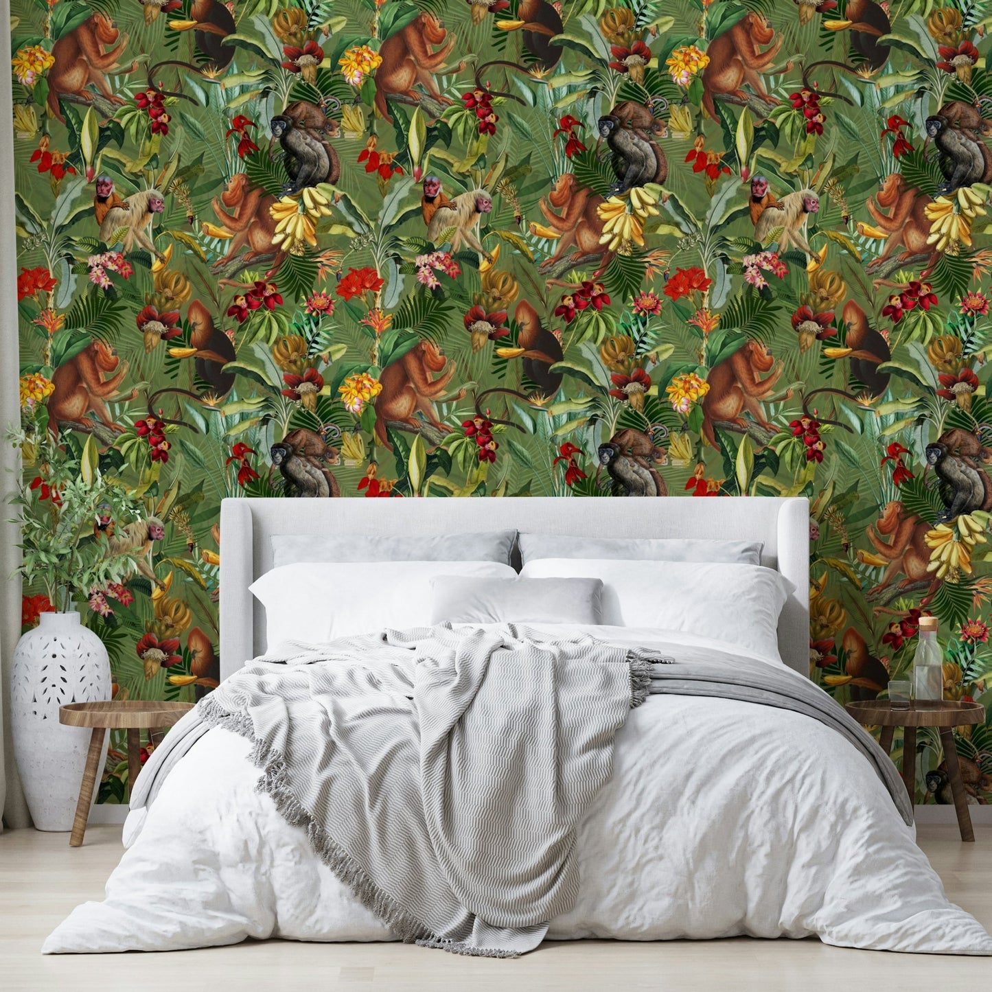 Exotic jungle wallpaper for a nature-inspired room.

