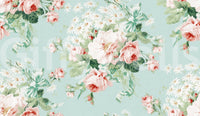 Feminine floral wallpaper with romantic roses.

