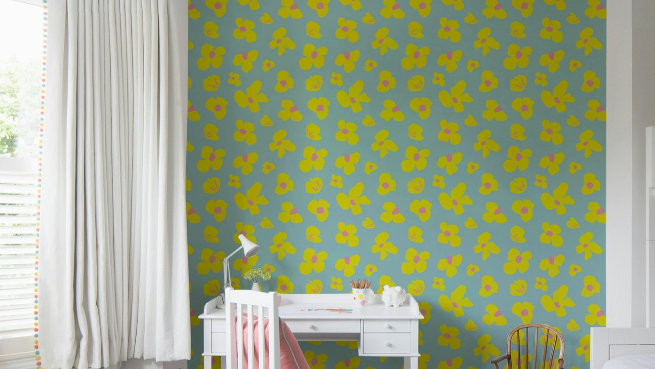 Peel and stick daisy wallpaper with sunlit tones

