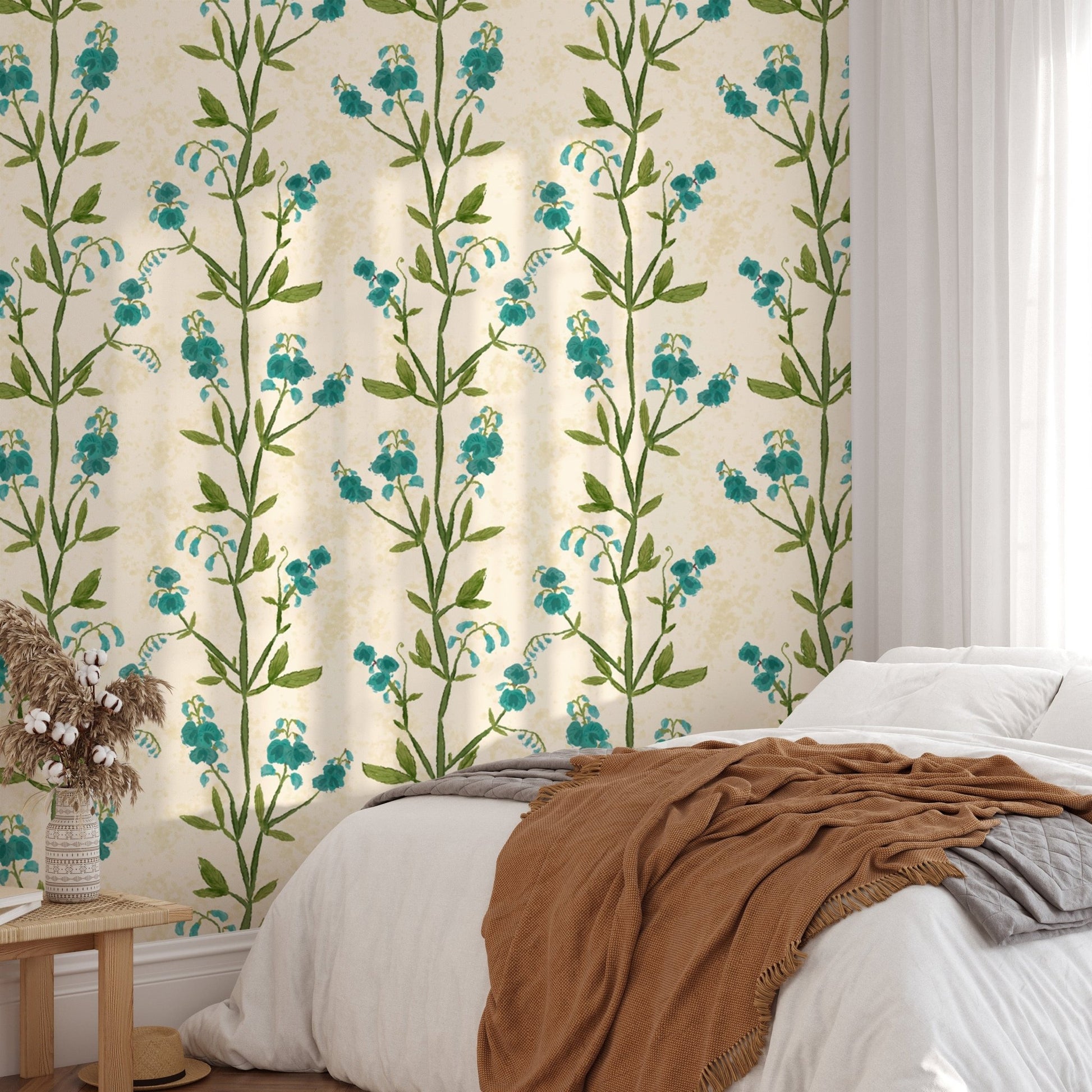 Refreshing sweet peas wallpaper with delicate blue tones.
