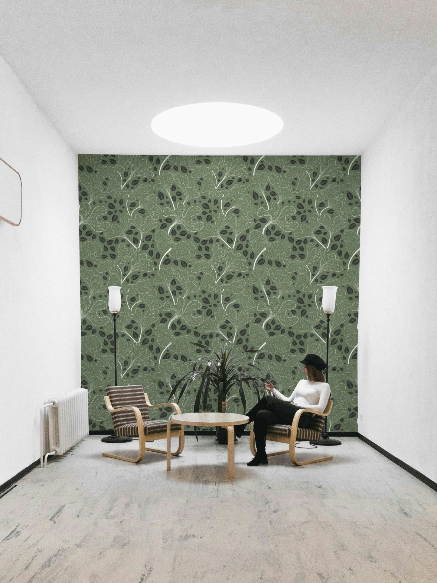 Design with a repeating pattern of large and small leaves.

