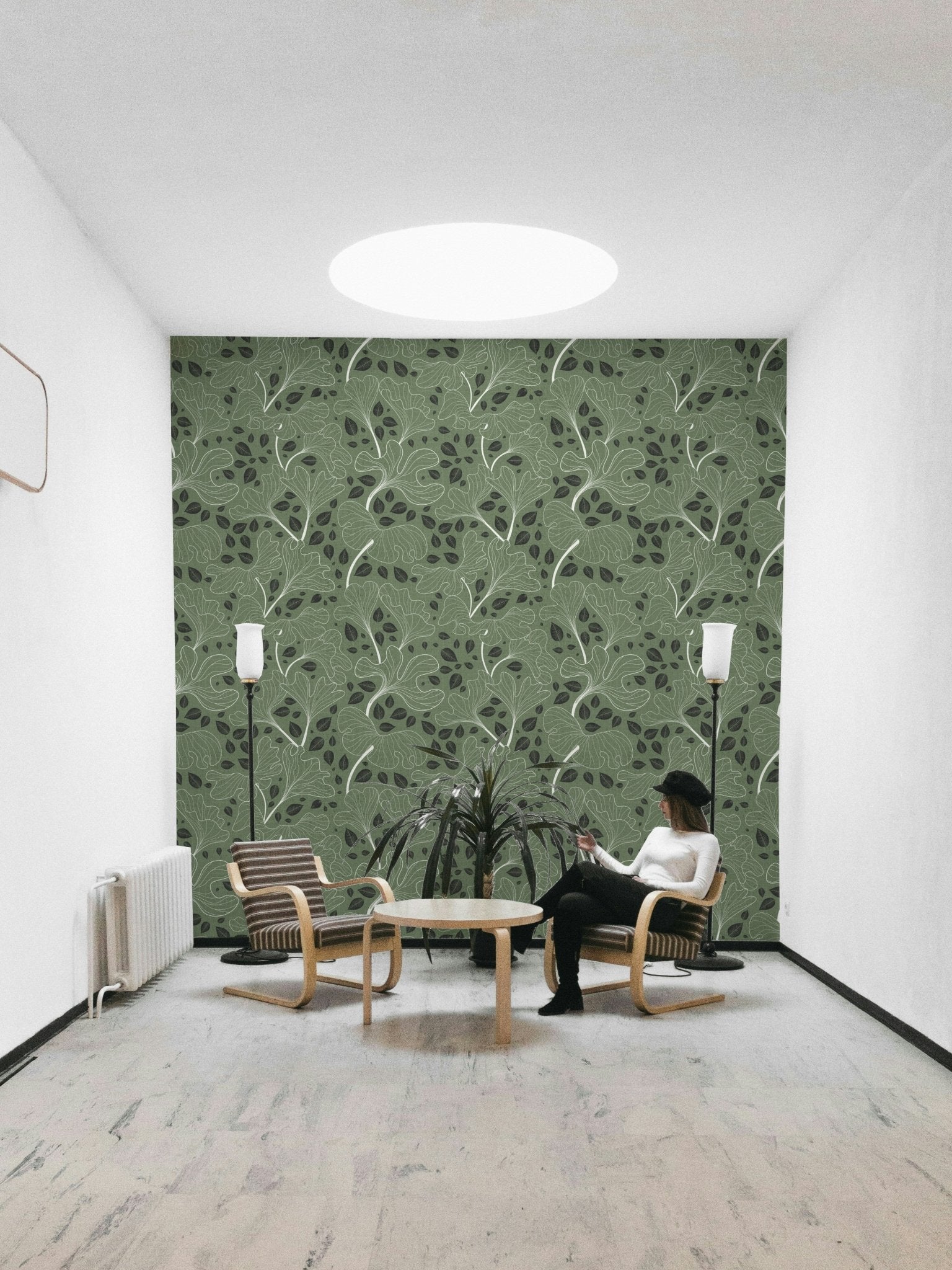 Design with a repeating pattern of large and small leaves.

