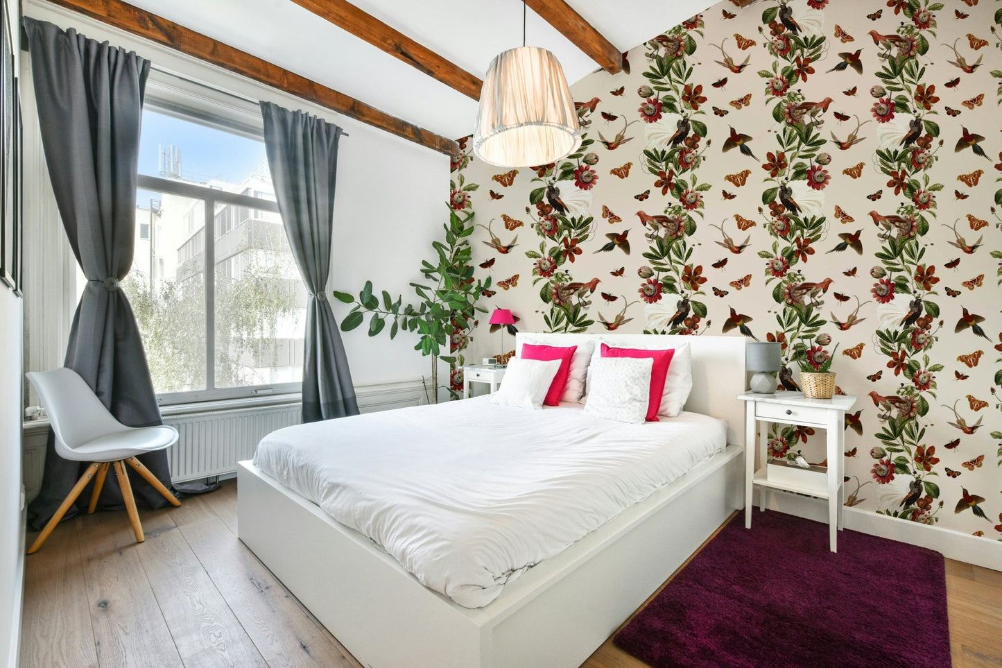 Lively tropical print wallpaper for living rooms

