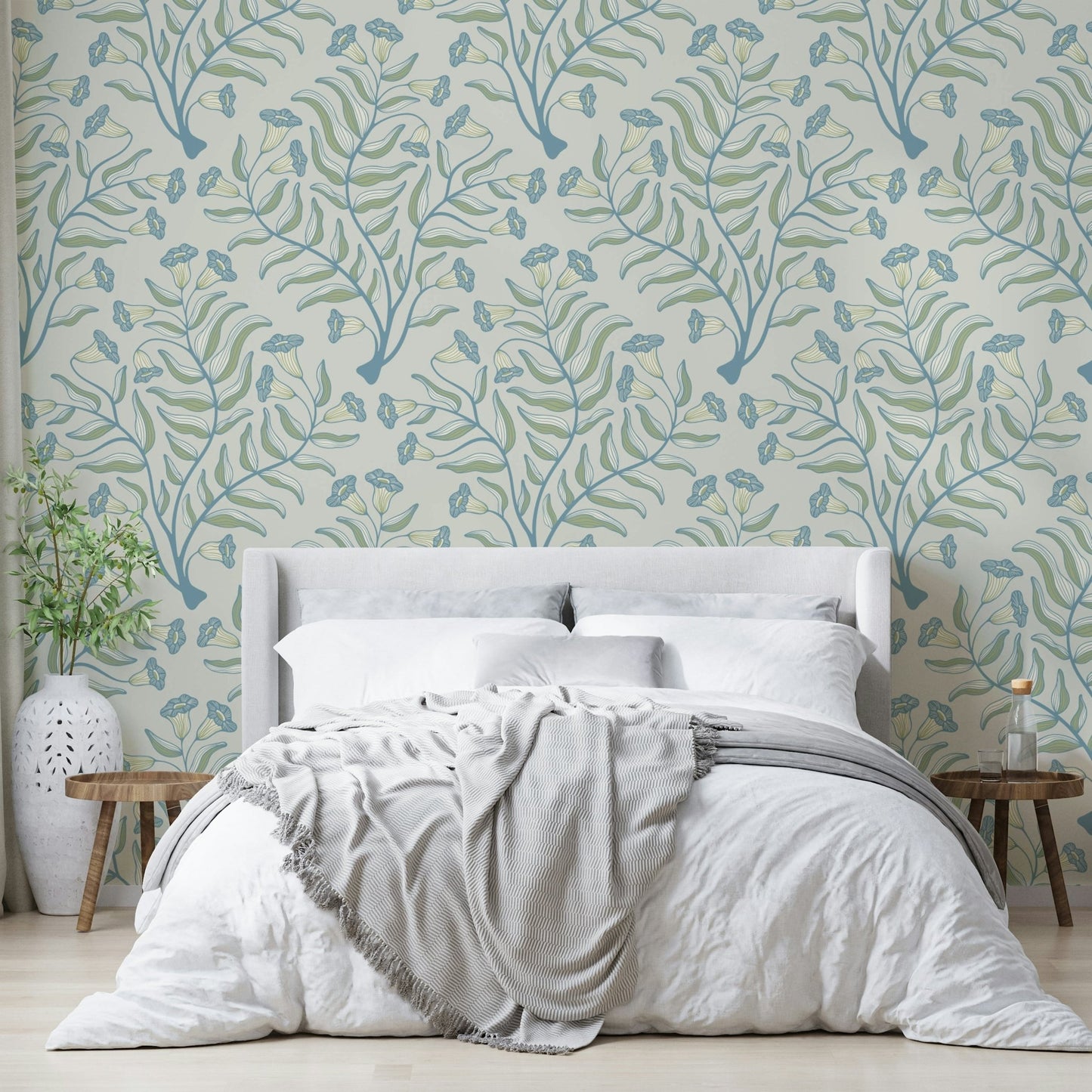 Cottage-style trumpet flower wallpaper in gray tones

