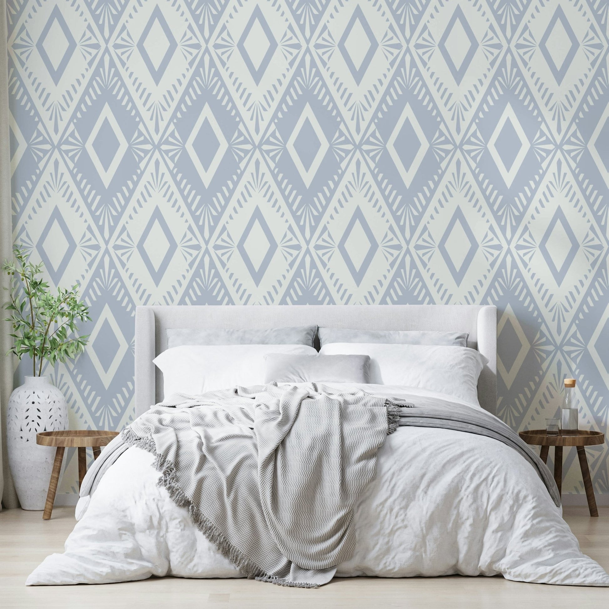 Vertical rhombuses wallpaper on a wall

