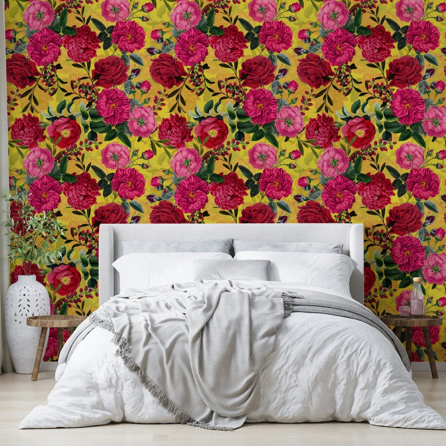 Vintage rose wallpaper featuring bright, lively colors.


