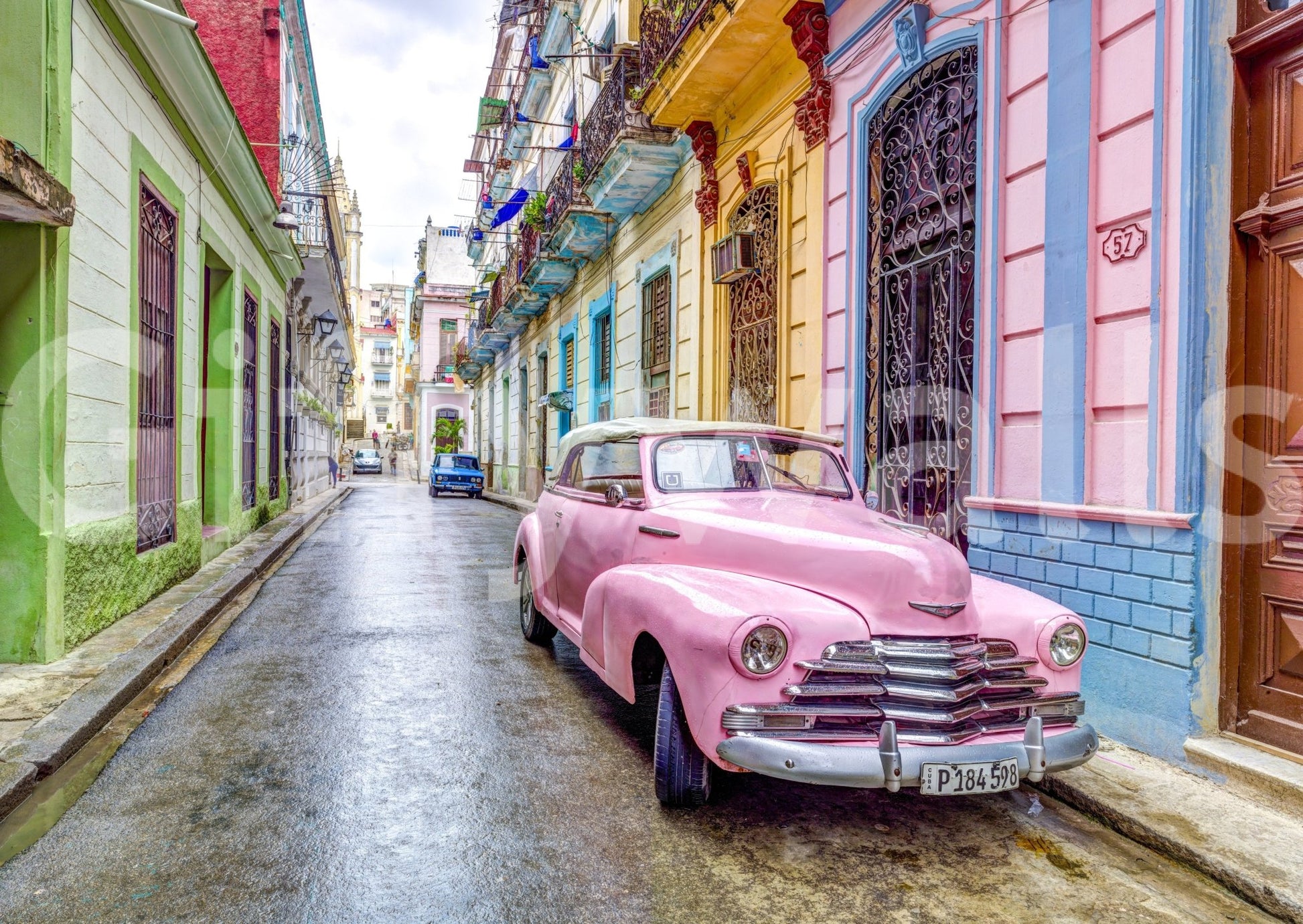 Timeless Havana wall art with a vintage car centerpiece.

