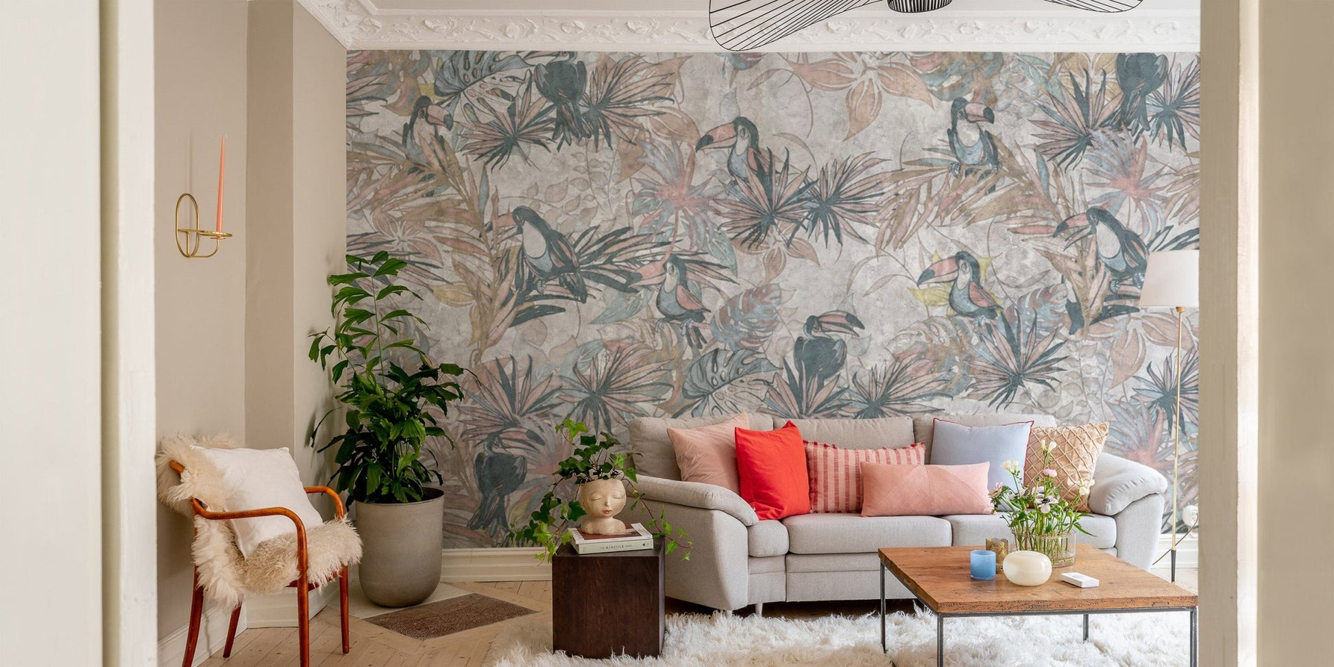 Elegant vintage toucan wall décor
