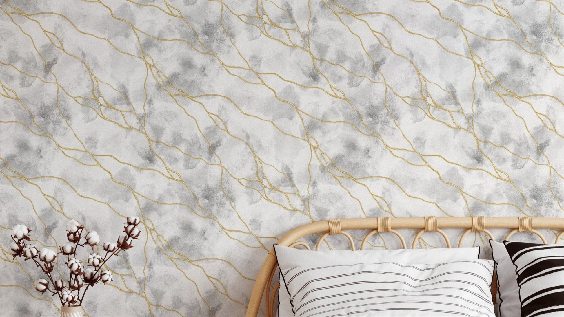 Elegant marble pattern in gold tones

