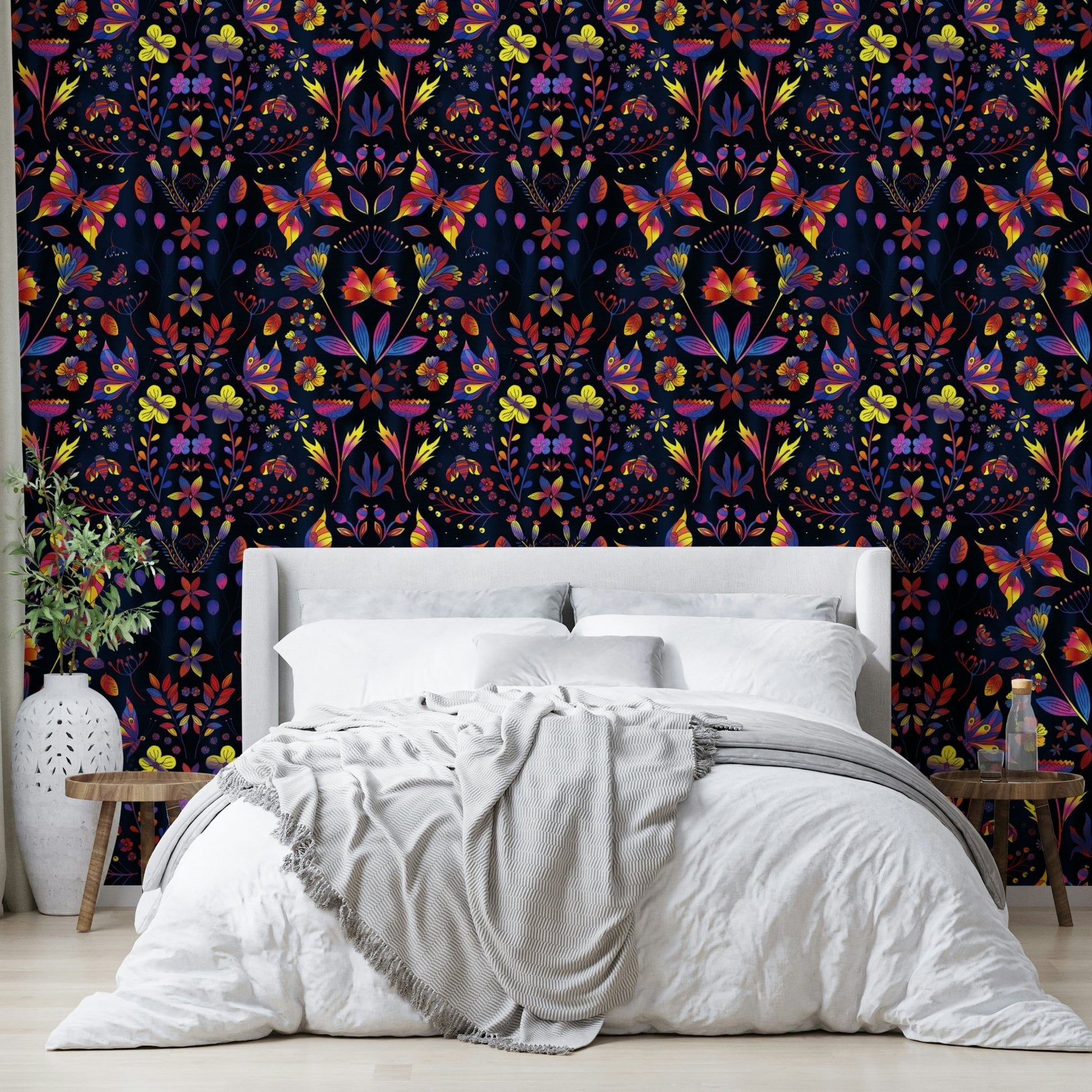 Wallpaper showing vibrant blossoms with glistening gold outlines.

