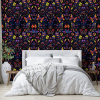 Wallpaper showing vibrant blossoms with glistening gold outlines.

