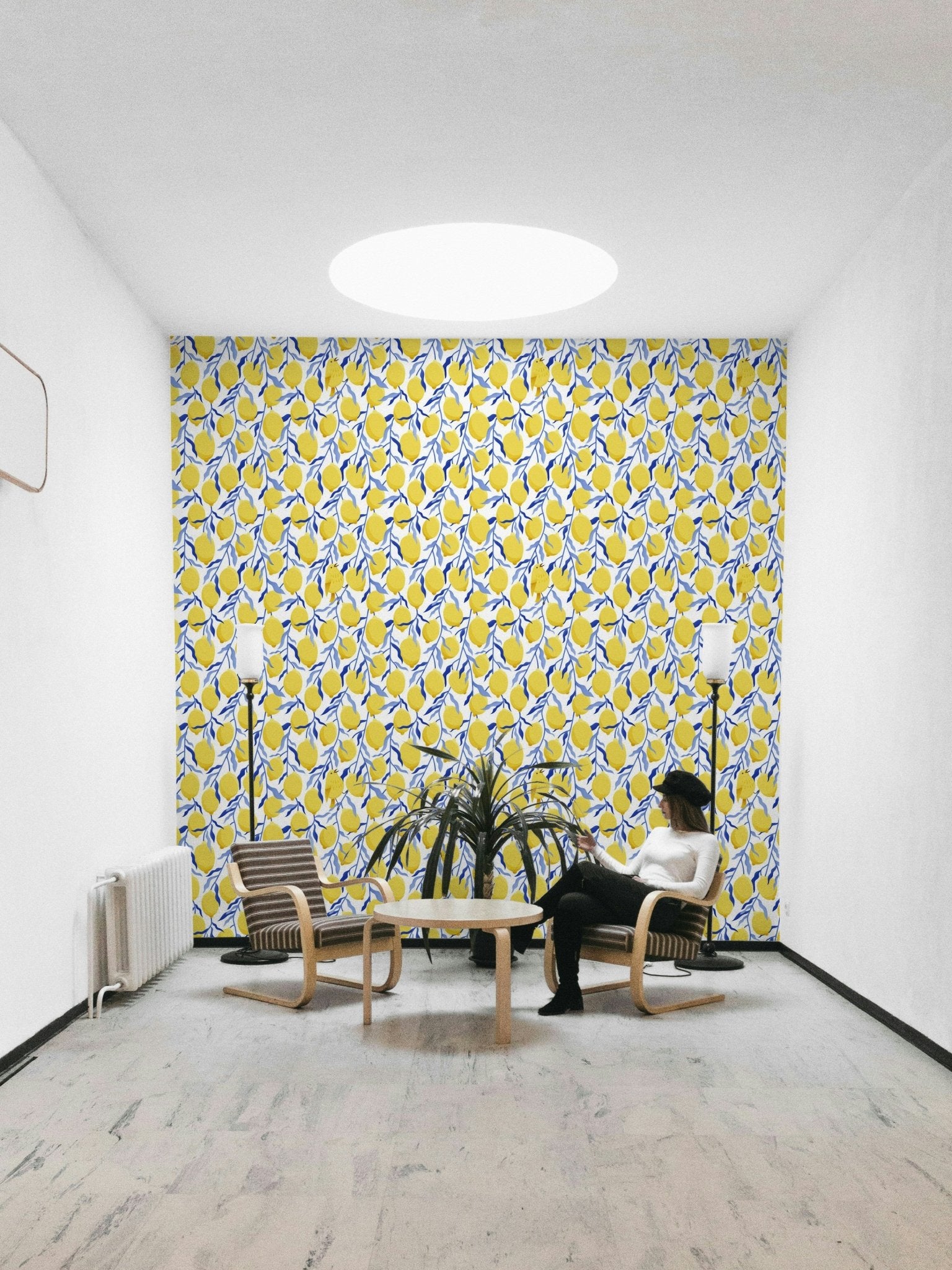 Cheerful lemon-themed wallpaper design

